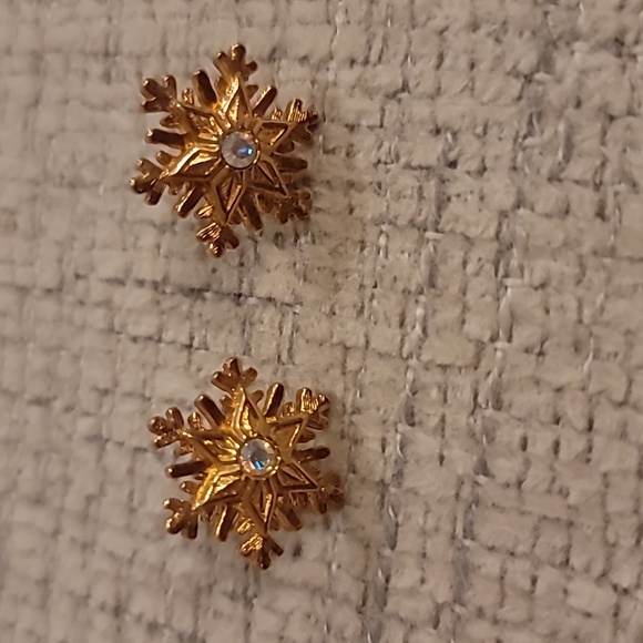 Vintage Jewelry - Vintage Snowflake Earrings ❄️
